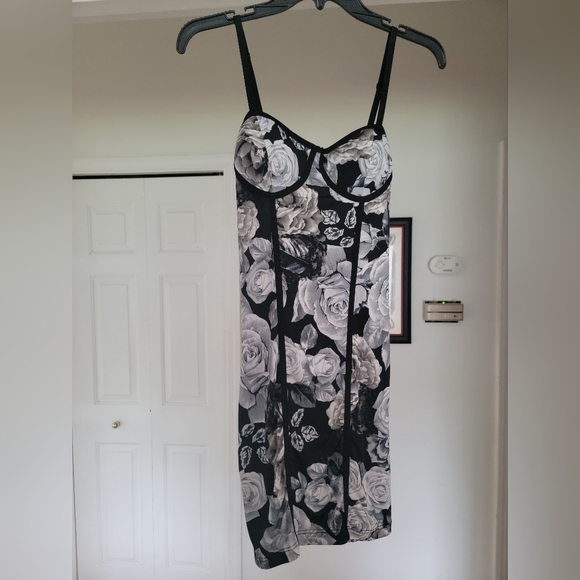 Dress - Picture 2 of 5